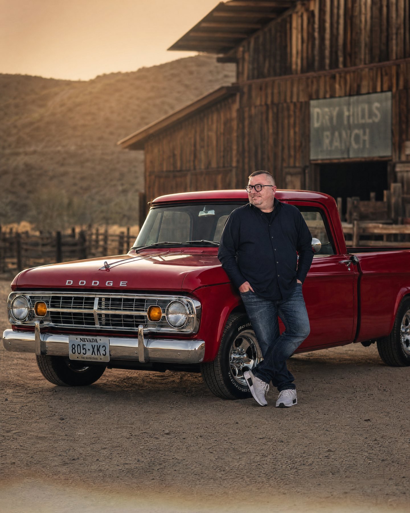 Tobias Stein vor einer Ranch
